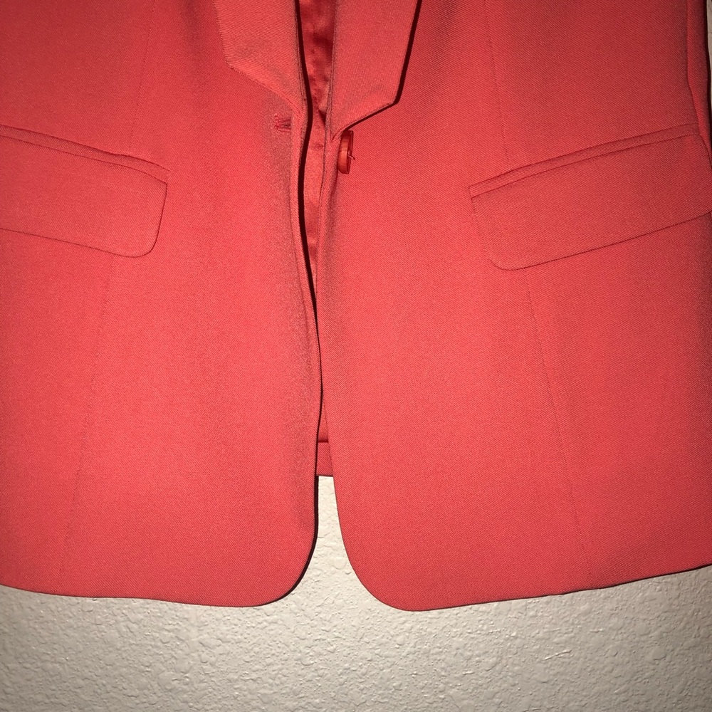 Guess coral silk look single button modern streamlined slim blazer. Size 6 - Picture 10 of 14